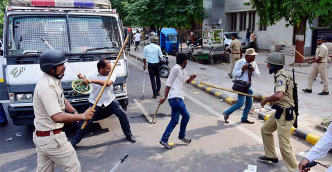 गुजरात में खुली पुलिस हिंसा की पोल, हाईकोर्ट ने मांगी रिपोर्ट