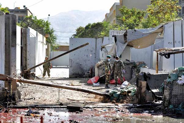 अफगानिस्तान के काबुल में अमेरिकी दूतावास के पास आत्मघाती हमले की जगह पर तैनात अफगान सुरक्षा बल