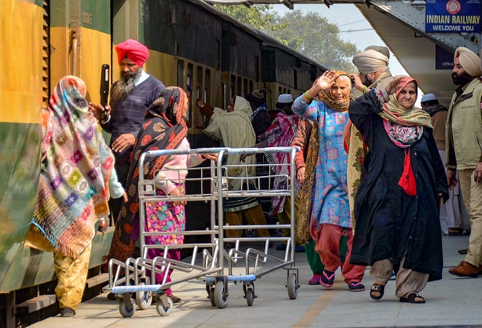 समझौता एक्सप्रेस के अटारी पहुंचने के बाद पाकिस्तान से आए यात्री अपना सामान उतारते हुए