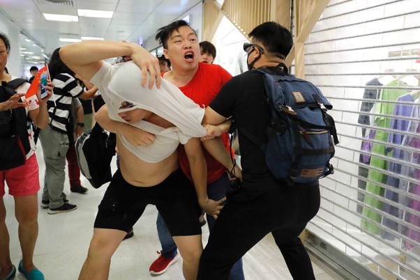 हांगकांग के कोवन बैन जिले में चीन समर्थक और सरकार विरोधी प्रदर्शनकारियों के बीच झूमाझपटी
