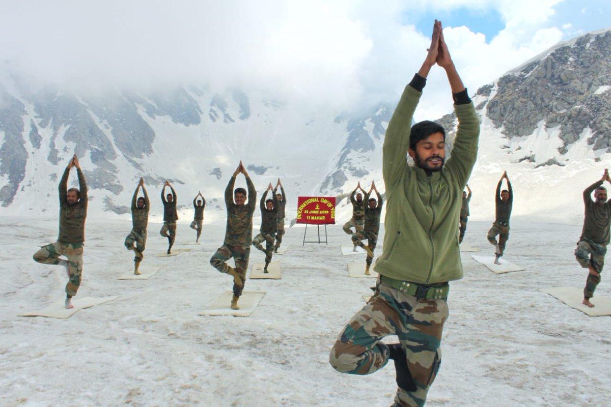 अंतरराष्ट्रीय योग दिवस पर योग करते हुए हिमालय में तैनात भारतीय सेना के जवान