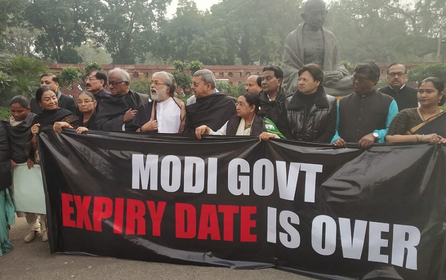 तृणमूल कांग्रेस के सांसदों ने संसद परिसर में केंद्र सरकार के खिलाफ काले कपड़े पहनकर विरोध किया