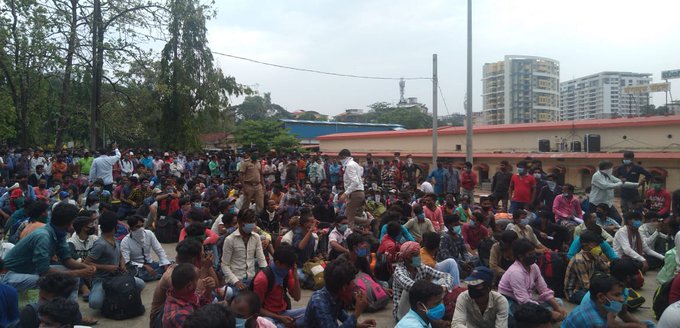 कर्नाटक में 700 से अधिक श्रमिकों का प्रदर्शन, 'वी वांट टू गो होम' प्लेकार्ड के साथ घर जाने की मांग