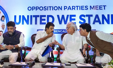 'लोग अकेले दम विपक्षी दलों को हरा देने का दंभ भरते थे अब...', एनडीए की बैठक पर कांग्रेस का निशाना