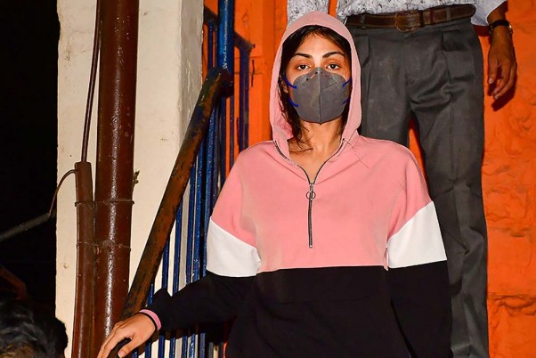 रिया चक्रवर्ती, ड्रग्स मामले में गिरफ्तार, एनसीबी द्वारा मुंबई की बायकुला जेल में की गई शिफ्ट