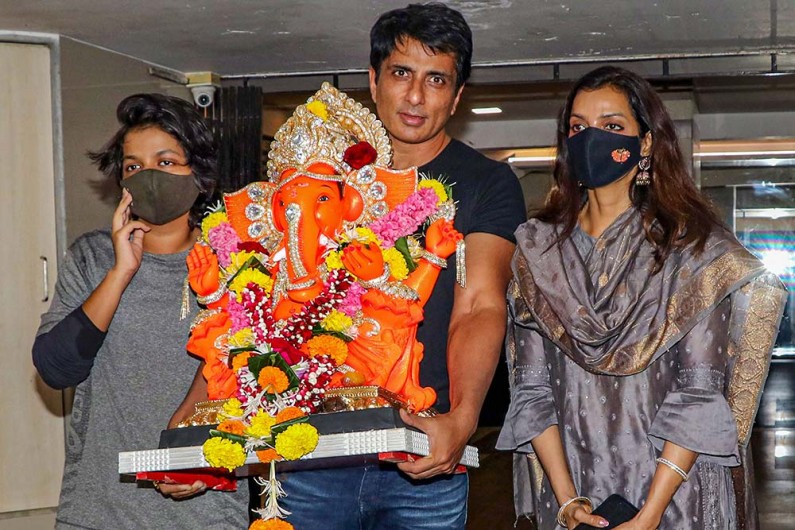 मुंबई में विसर्जन के लिए भगवान गणेश की मूर्ति ले जाते बॉलीवुड अभिनेता सोनू सूद
