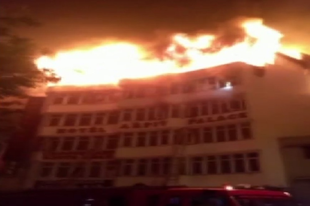दिल्ली के करोलबाग स्थित होटल में लगी भीषण आग, 17 की मौत, दहशत में बिल्डिंग से कूदे लोग