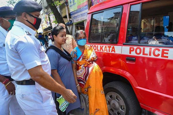हॉस्पिटल पहुंचाने में एक गर्भवती महिला की मदद करती कोलकाता पुलिस