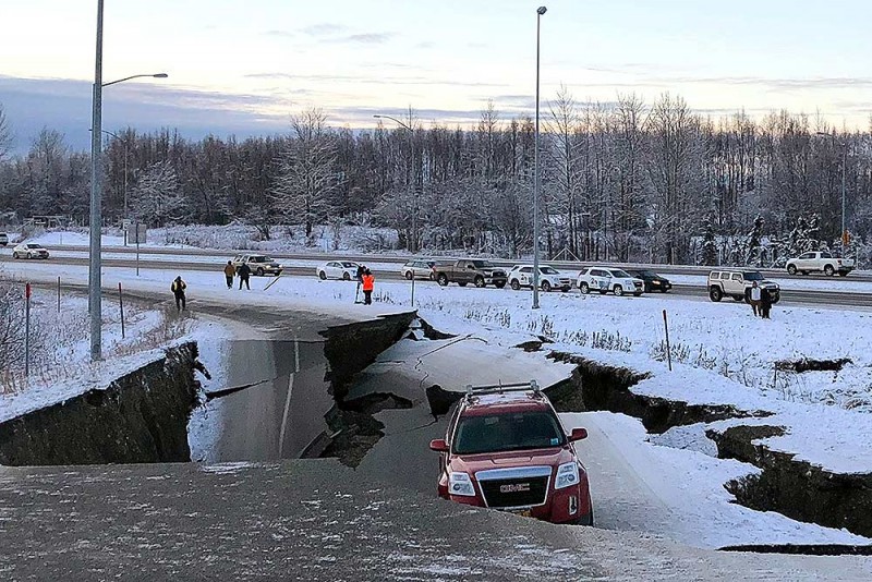 अलास्का में भूकंप के बाद सड़क में फंसी कार