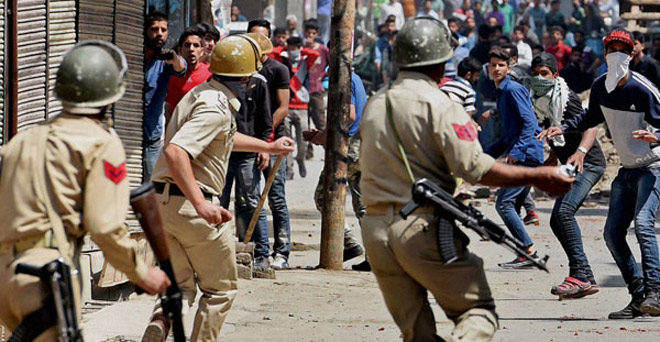कश्मीर घाटी में फिर भड़की हिंसा, सुरक्षा बलों के साथ झड़प में दो की मौत