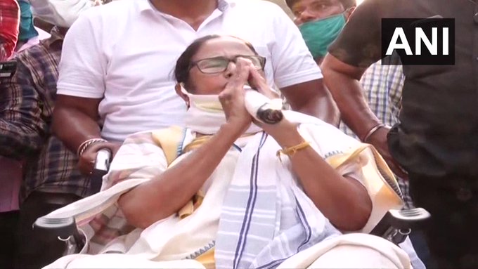 ममता ने गृहमंत्री पर लगाया बीजेपी और उनके गुडों की मदद करने का आरोप, चुनाव आयोग की चुप्पी पर मांगी माफी