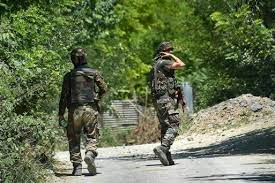 जम्मू कश्मीरः बारामूला में आतंकियों ने सरपंच की गोली मारकर हत्या की, तलाश में जुटे जवान