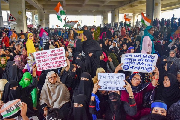 नई दिल्ली के जाफराबाद में सीएए-एनआरसी और एनपीआर के खिलाफ धरने के दौरान महिलाएं