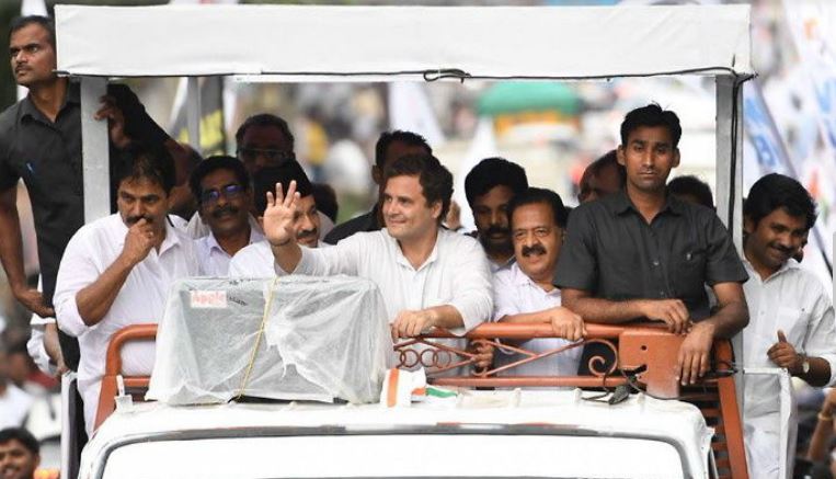 केरल: वायनाड जिले के कालपेट्टा में रोड शो के दौरान कांग्रेस अध्यक्ष राहुल गांधी