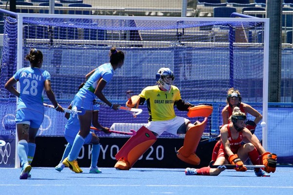 ओलंपिक में महिला फील्ड हॉकी कांस्य पदक मैच के दौरान अपने नेट का बचाव करती ब्रिटेन की गोलकीपर क्लेयर हिंच