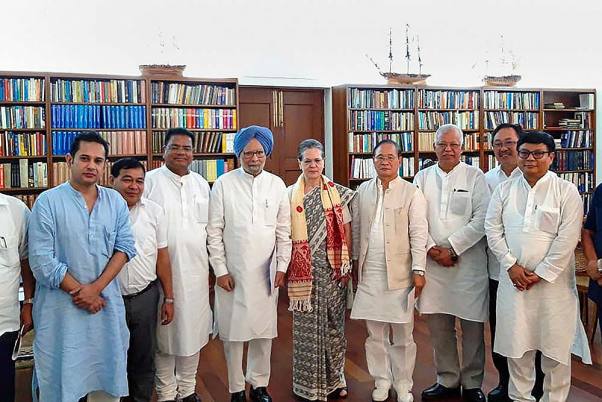 राजधानी दिल्ली में कांग्रेस के अंतरिम अध्यक्ष सोनिया गांधी और कांग्रेस के वरिष्ठ नेता मनमोहन सिंह से मुलाकात के दौरान पूर्वोत्तर राज्यों के पार्टी नेता