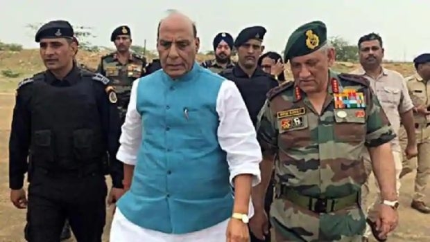 भारत-चीन सैनिकों में टकराव के बाद दिल्ली में सरगर्मियां तेज, सेना प्रमुखों से मिले रक्षा मंत्री