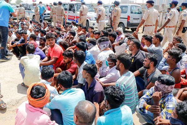 अहमदाबाद में लॉकडाउन के दौरान सुरक्षाकर्मियों के साथ झड़प के बाद हिरासत में लिए गए प्रवासी मजदूर