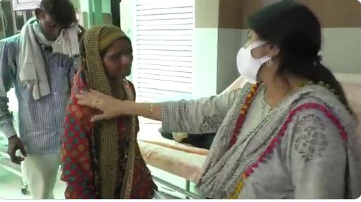 वीडियो: बुखार से तपते बच्चे को जब अस्पताल में भर्ती कराने के लिए डॉक्टर के पैरों पर गिर गई मां.. जानें फिर क्या हुआ