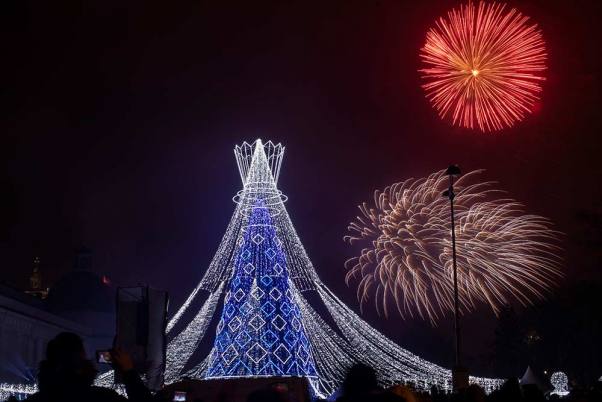 नए साल के दौरान लिथुआनिया के विनियस में कैथेड्रल स्क्वायर का दृश्य