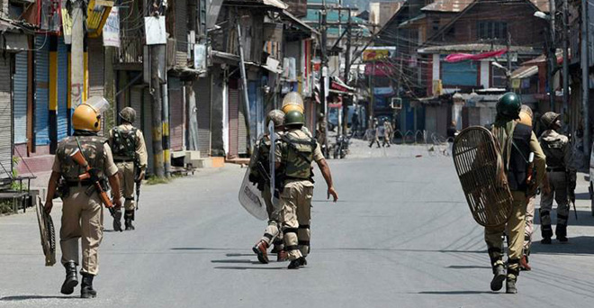 कश्मीर: घायल युवक की मौत से मृतकों की संख्या 55 हुई, कई हिस्सों में कर्फ्यू जारी