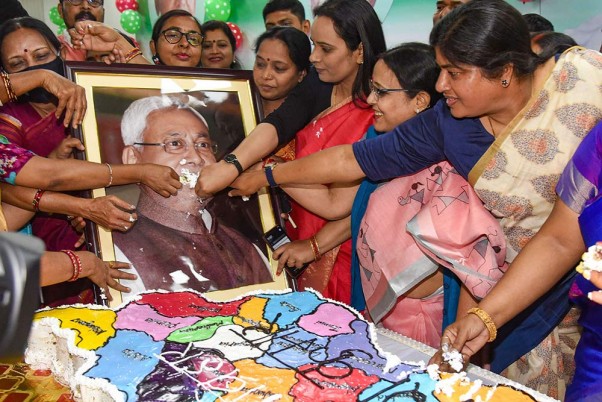 बिहार के मुख्यमंत्री नीतीश कुमार के 70 वें जन्मदिन पर जेडीयू की महिला मंडल ने काटा केक
