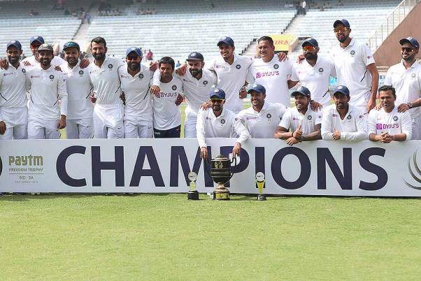 रांची में दक्षिण अफ्रीका के साथ तीसरे टेस्ट मैच के चौथे दिन जीत के बाद ट्रॉफी के साथ फोटो खिंचवाती भारतीय टीम। भारत ने 3-0 से अपने नाम की सीरीज