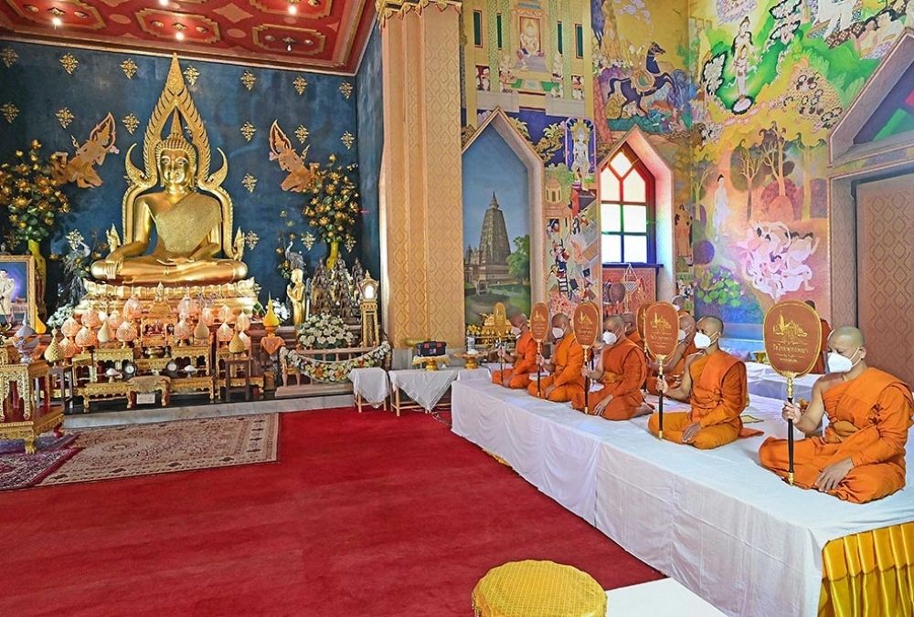 बौद्ध भिक्षु कार्तिक पूर्णिमा के अवसर पर बोधगया के वाट थाई मंदिर में वस्त्र चढ़ाने के समारोह के दौरान अनुष्ठान