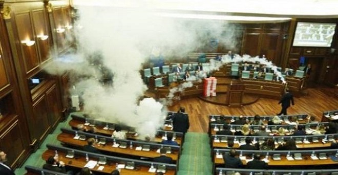 इस देश की संसद में वोटिंग रोकने के लिए छोड़े गए आंसू गैस के गोले
