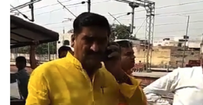 जिन्ना विवाद से चर्चा में आए भाजपा सांसद का वीडियो वायरल, स्टेशन मास्टर को धमकाते दिखे