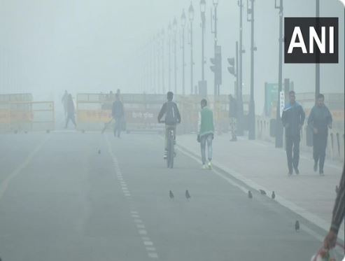 साफ हवा में सांस लेने को तरसे दिल्लीवासी, एक्यूआई 300 के पार