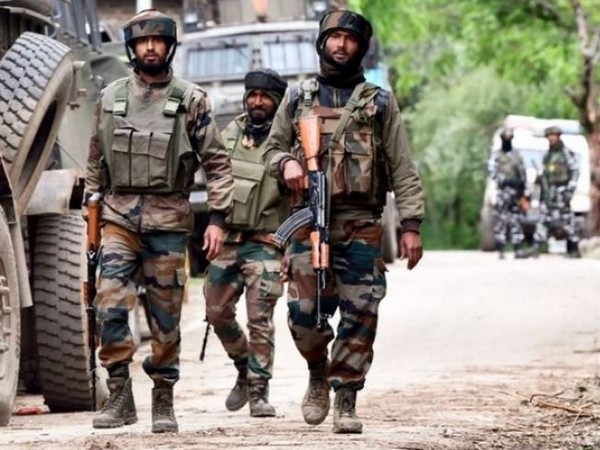 जम्मू-कश्मीर: सुरक्षाबलों के साथ मुठभेड़ में लश्कर ए तैयबा का आतंकवादी ढेर, पूरे इलाके में सर्च ऑपरेशन जारी