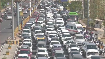 बॉर्डर सील होने के बाद दिल्ली से गाजियाबाद में जाना मुश्किल, भारी जाम से सड़कों पर रेंगती गाड़ियां