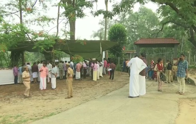 मतगणना के दौरान वायनाड में मतगणना केंद्र के बाहर का नजारा, इस सीट से राहुल गांधी मैदान में