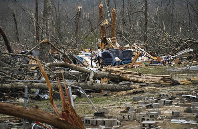 अमेरिका के अलबामा में तूफान का कहर, बवंडर की चपेट में कई घर बर्बाद