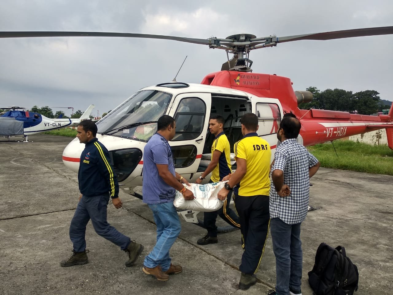 देहरादून में सहस्त्रधारा हेलीपैड से बाढ़ प्रभावित अरकोट में हेलीकॉप्टरों पर भेजा जा रहा भोजन, पानी और अन्य राहत सामग्री