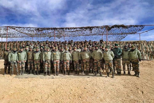 भारतीय सेना प्रमुख नरावने लद्दाख में फॉरवर्ड तारा के स्थानीय कमांडरों और सैनिकों के साथ तस्वीर खिंचवाते हुए