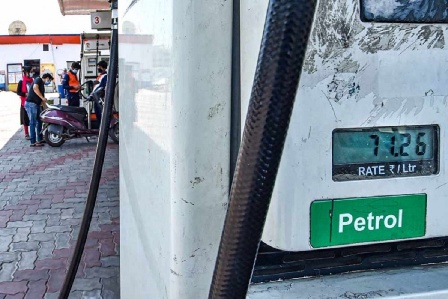 पेट्रोल 54 पैसे तो डीजल 58 पैसे प्रति लीटर हुआ महंगा, लगातार तीसरे दिन बढ़े तेल के दाम