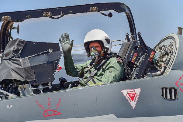 आर्मी चीफ बिपिन रावत ने पहली बार भारत में बने तेजस फाइटर जेट में भरी उड़ान