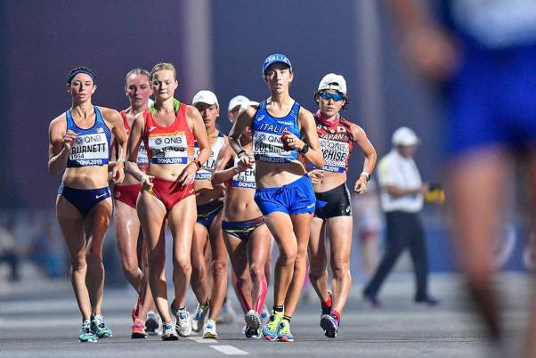 दोहा में विश्व एथलेटिक्स चैंपियनशिप में महिलाओं की 50 किलोमीटर की दौड़ के दौरान प्रतिस्पर्धी