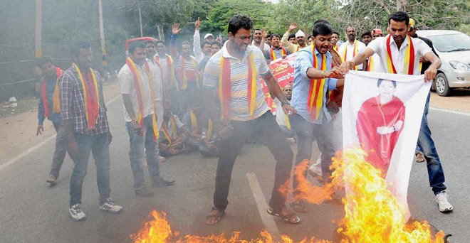 कावेरी विवाद: कर्नाटक के कुछ हिस्सों में हिंसा, तमिलनाडु में भी विरोध प्रदर्शन