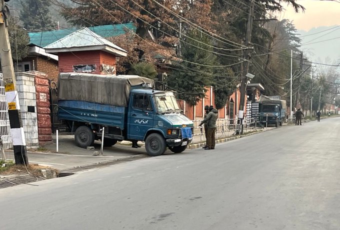जम्मू-कश्मीर: घर के दोनों गेट पर पुलिस ने खड़े किए ट्रक तो भड़के उमर अब्दुल्ला, पूछा- प्रशासन को इतना डर क्यों?