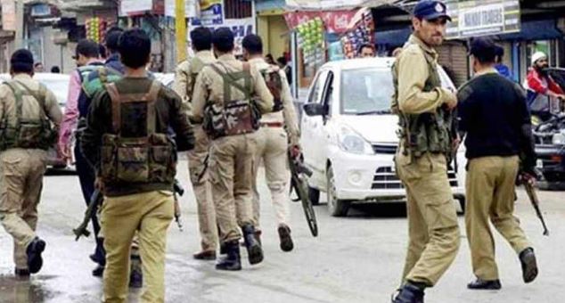 कश्मीर घाटी में आतंकियों ने अगवा किए सभी 11 पुलिसवालों के परिजनों को छोड़ा