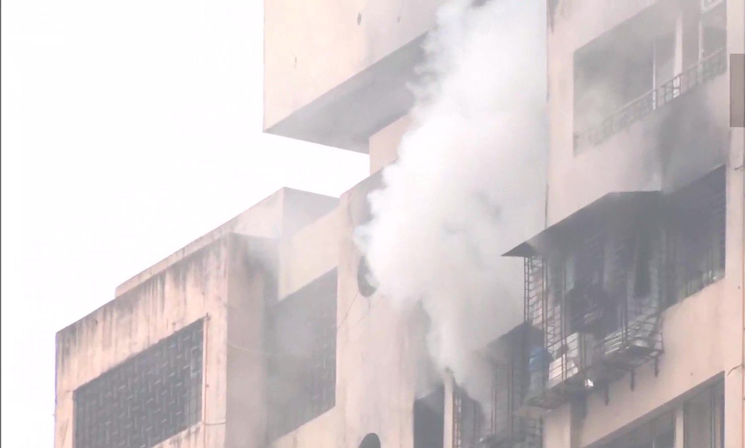 मुंबई की बहुमंजिला इमारत में लगी भीषण आग, 7 की मौत, 12 घायल