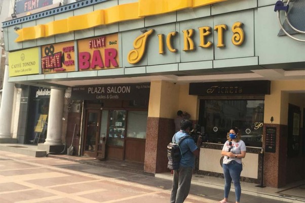 सात महीने बाद गुरुवार को दिल्ली में सिनेमा हॉल के खुलने से पहले कनॉट प्लेस में पीवीआर प्लाजा के बाहर का दृश्य