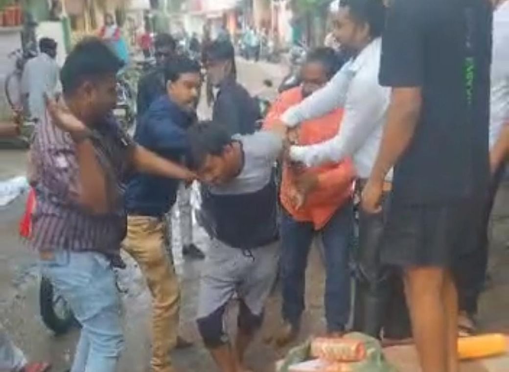वीडियो: जिस चूड़ी वाले को भीड़ ने पीटा उसे ही पुलिस ने गिरफ्तार कर लिया, पॉक्सो एक्ट सहित कई धाराओं में क्यों दर्ज हुए मामले