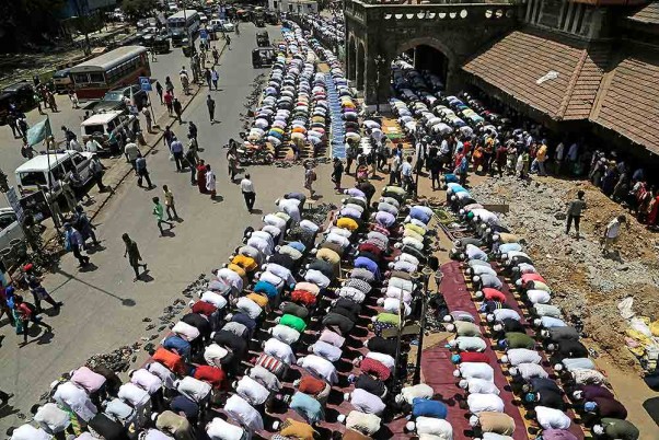 मुंबई के एक रेलवे स्टेशन के बाहर रमजान के पवित्र महीने के आखिरी शुक्रवार को नमाज अता करते मुसलमान