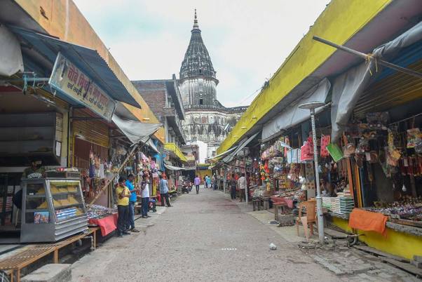 पीएम नरेंद्र मोदी द्वारा अयोध्या में राम मंदिर के निर्माण की नींव रखे जाने के एक दिन बाद हनुमान गढ़ी मंदिर के पास बाजार का दृश्य