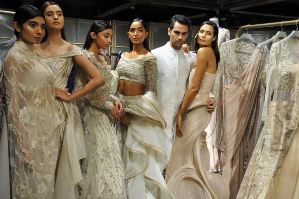 कोलकाता में अपने प्रमुख आउटलेट के लॉन्च के दौरान फैशन डिजाइनर गौरव गुप्ता
