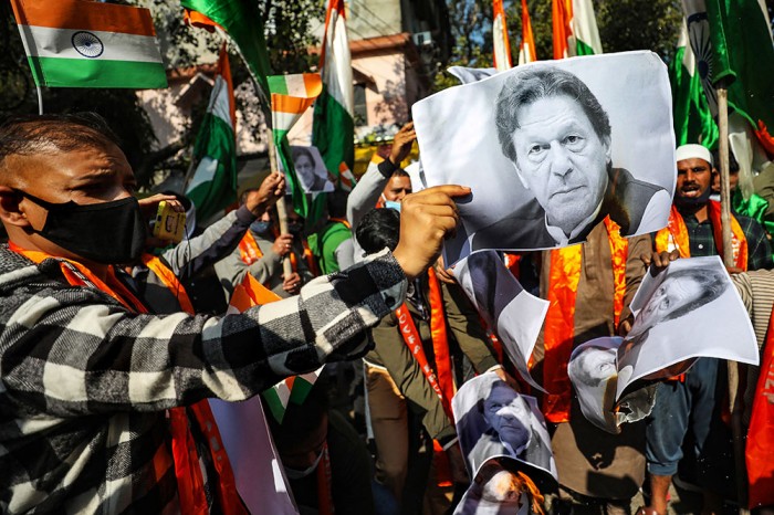 शिवसेना डोगरा फ्रंट के सदस्यों ने जम्मू में पाकिस्तानी प्रधानमंत्री इमरान खान के खिलाफ किया विरोध प्रदर्शन